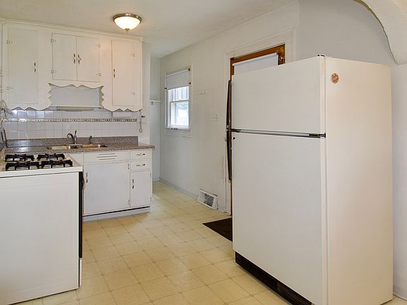 4th image of 1127 Bacon St