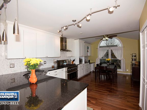 Kitchen Features 6 Burner Stove, Granite Countertops