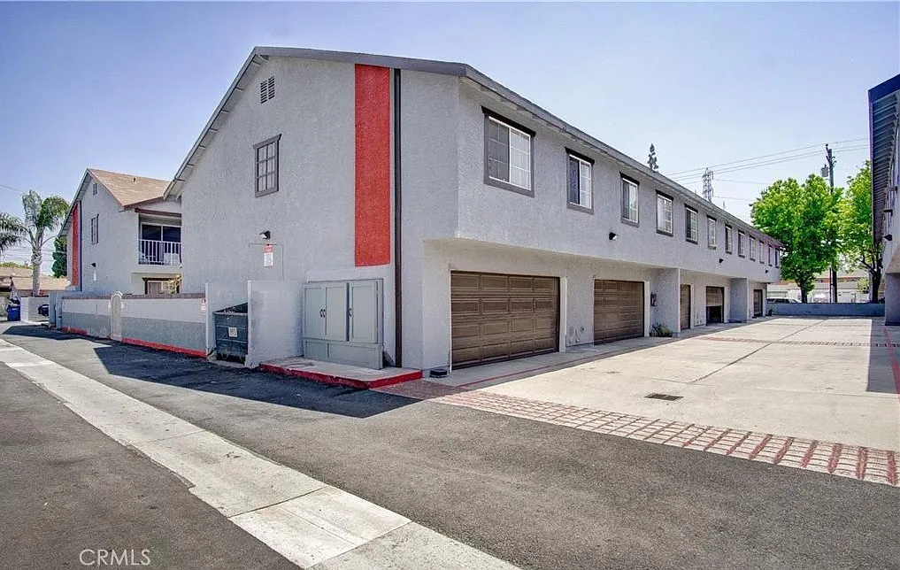 3 bed, 2.5 bath, 1362 sqft, $3,150 — Photo 2