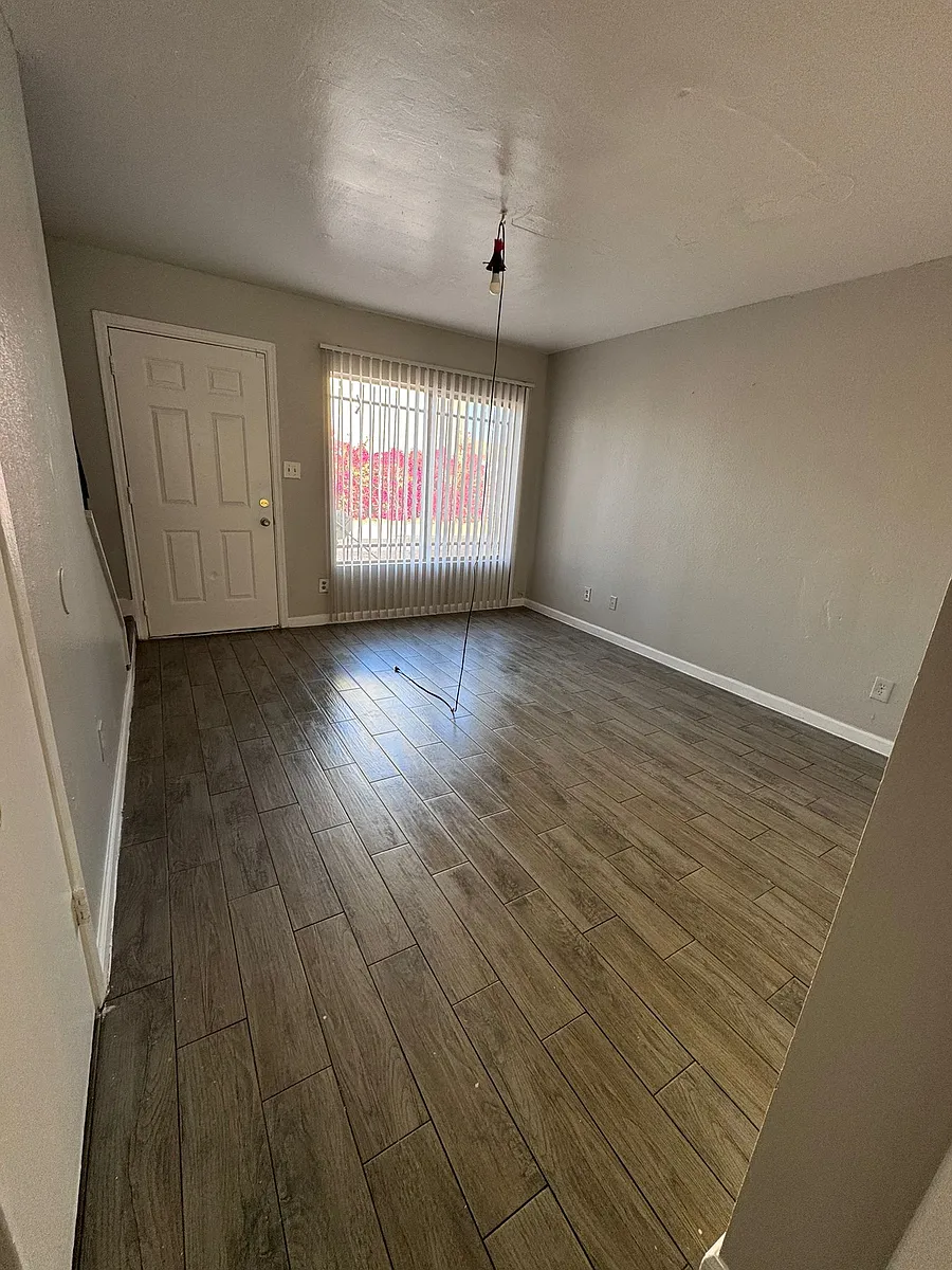 Building Photo - 3605 W Bethany Home Rd #19