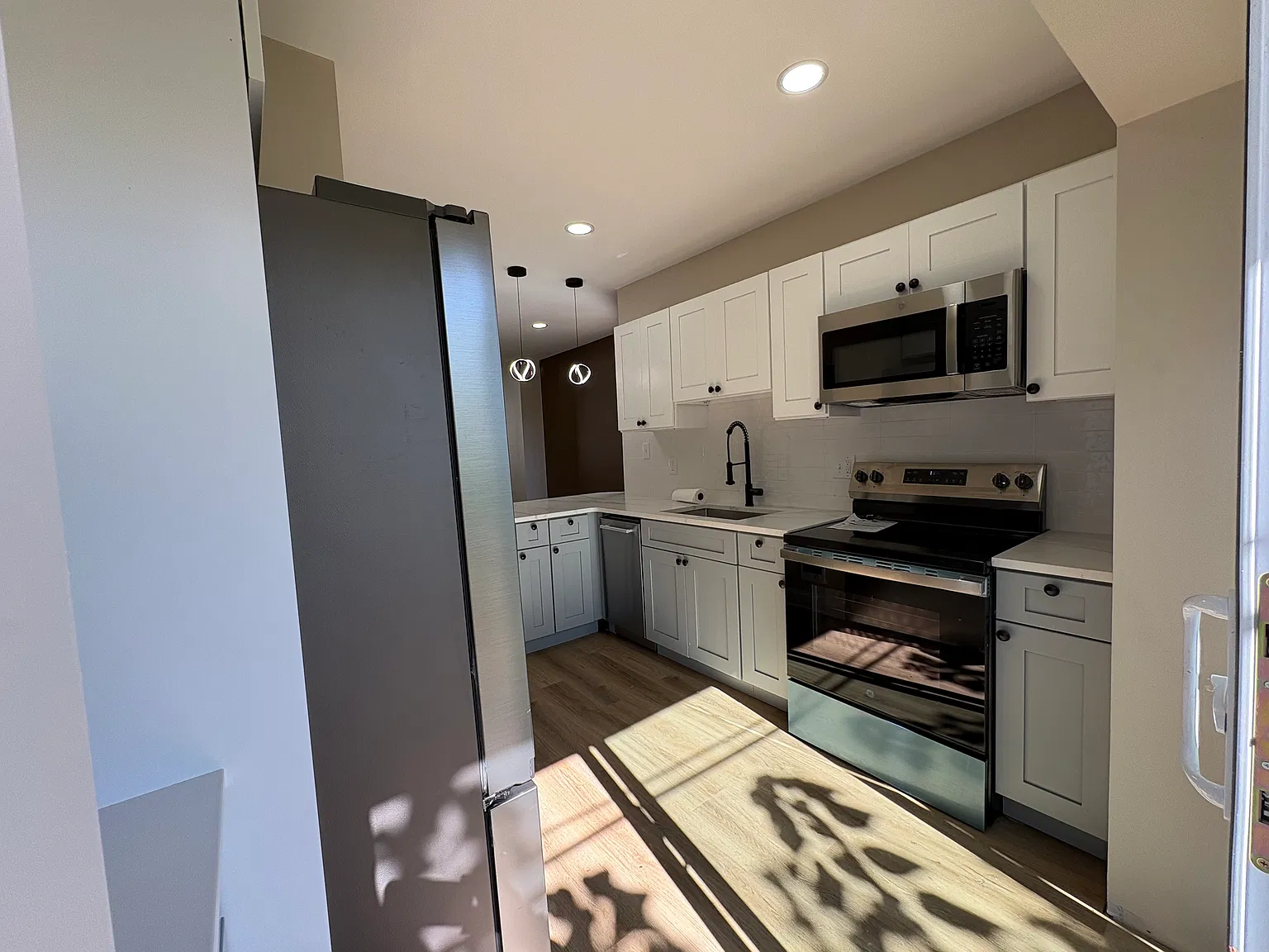 3 bed, 2.5 bath, 1050 sqft, $2,100 — Photo 2