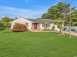 851 Sycamore Ave, Bohemia, NY 11716