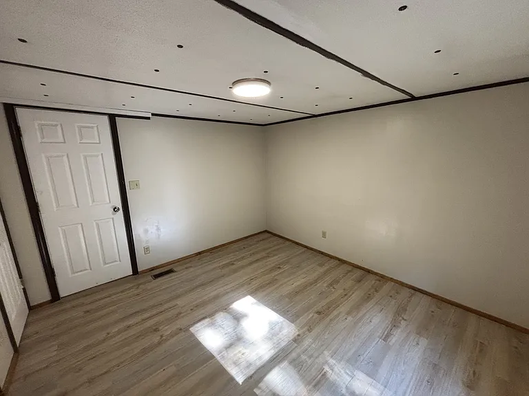 324 E Newport Rd — Photo 3