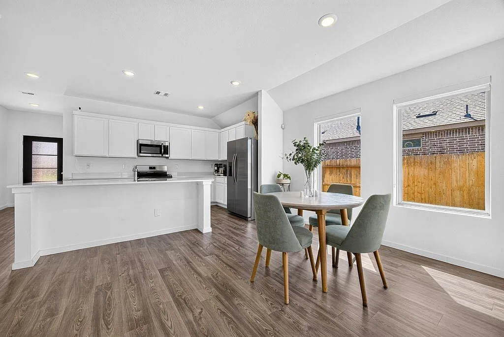 4 bed, 2.0 bath, 1949 sqft, $2,450 — Photo 4