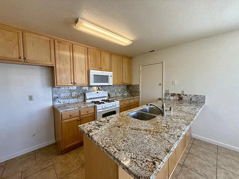 537 Center St — Photo 2