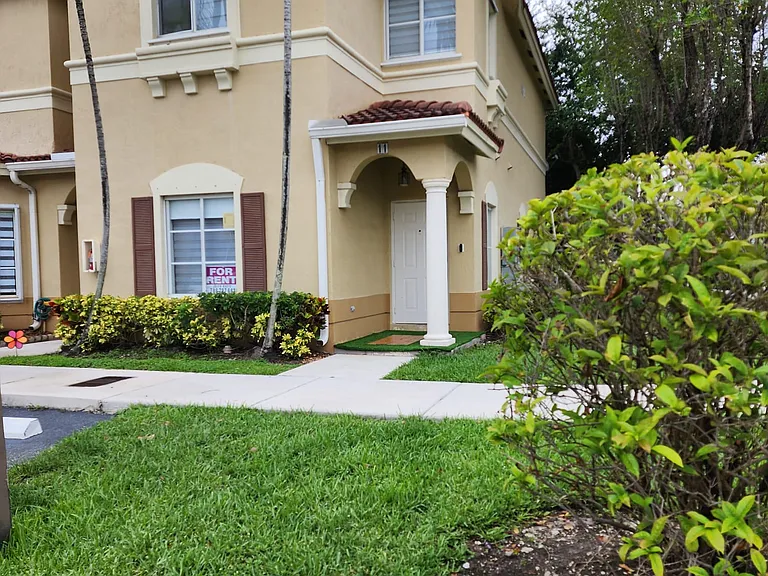 8463 NW 107 Path Unidad 11 #1133-33 — Photo 1