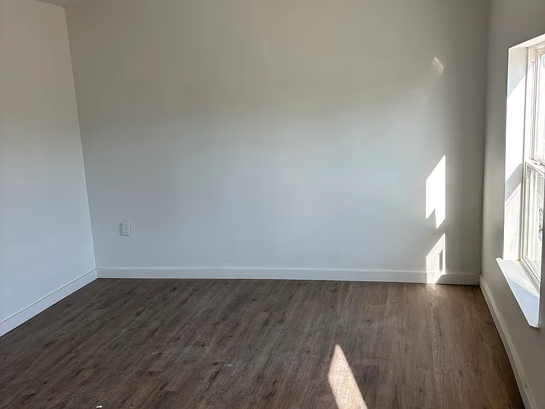 214 E Ave E — Photo 7
