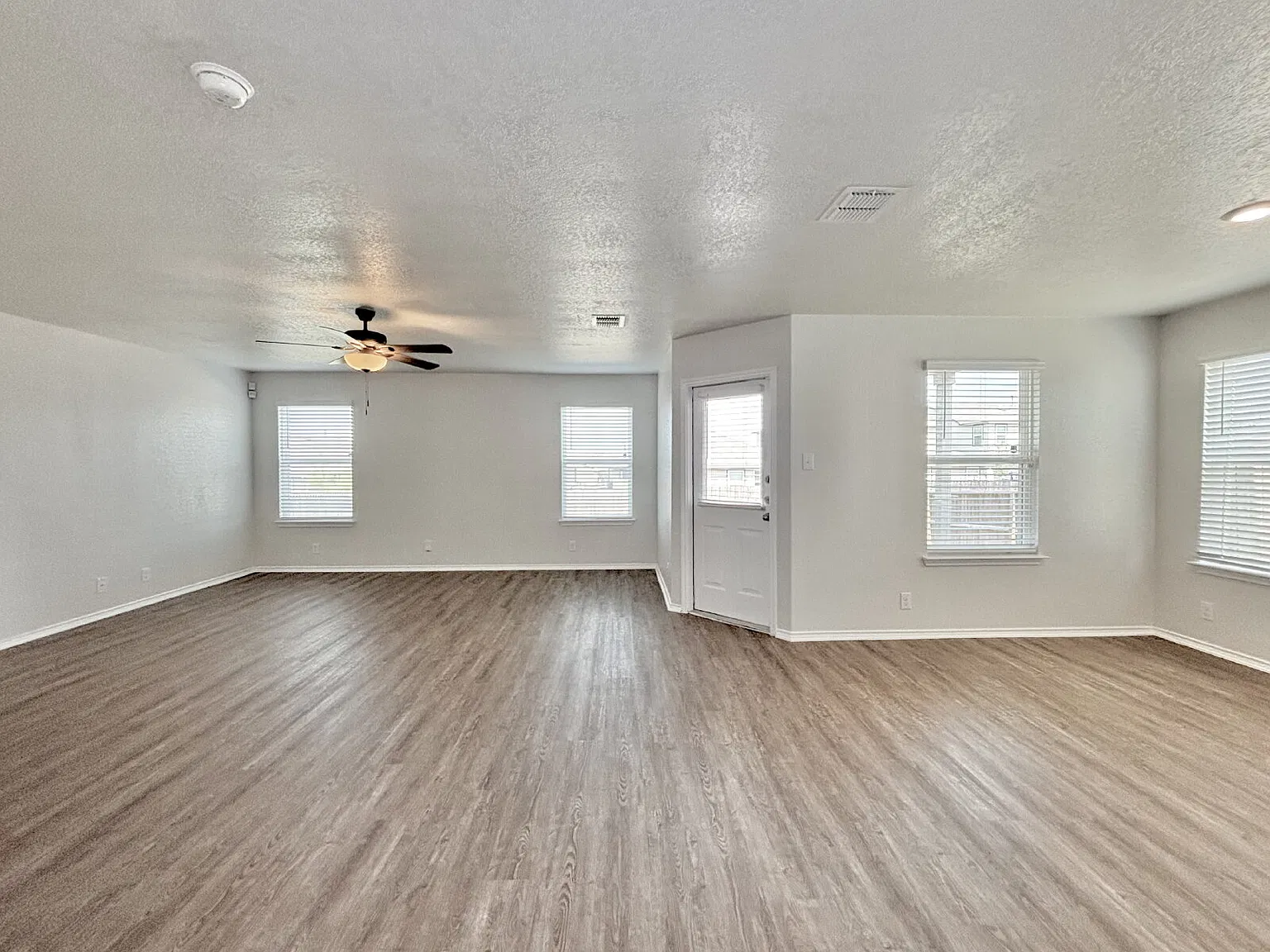 Beautiful and Unique 4 Bedroom Rental Home! — Photo 4