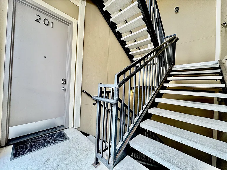 314 W Bell St #201 — Photo 9