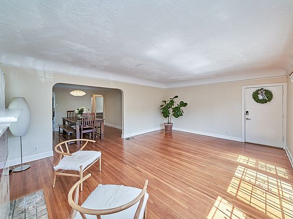 5th image of 637 N Irving Blvd