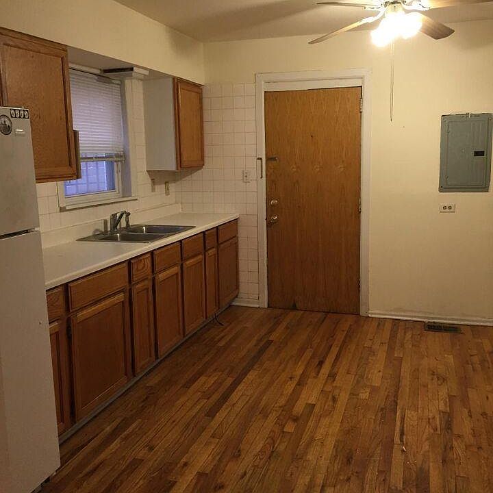 1st image of 1828 N Rockwell St APT 1R
