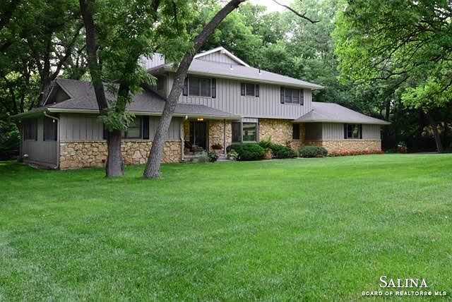 1st image of 924 Barlow Dr