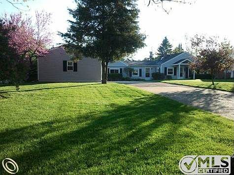 Large lot, flowering trees