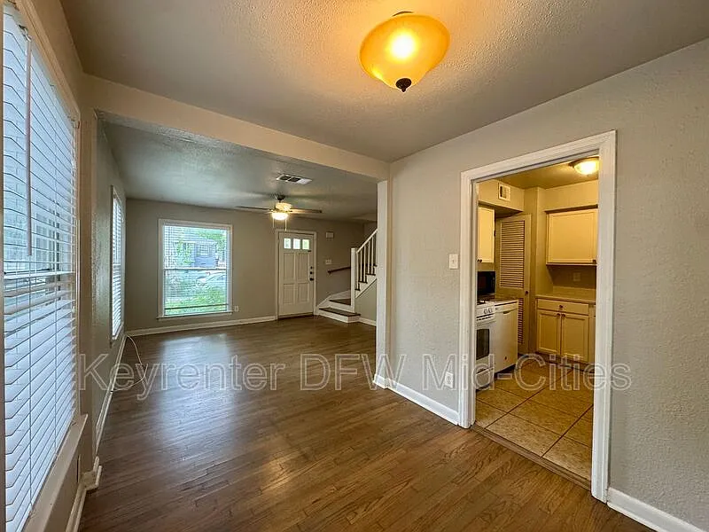 2 bed, 1.0 bath, 900 sqft, $1,700 — Photo 3