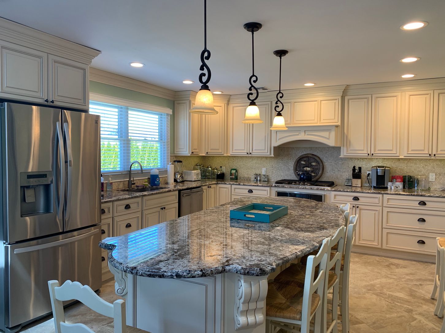  Gourmet kitchen