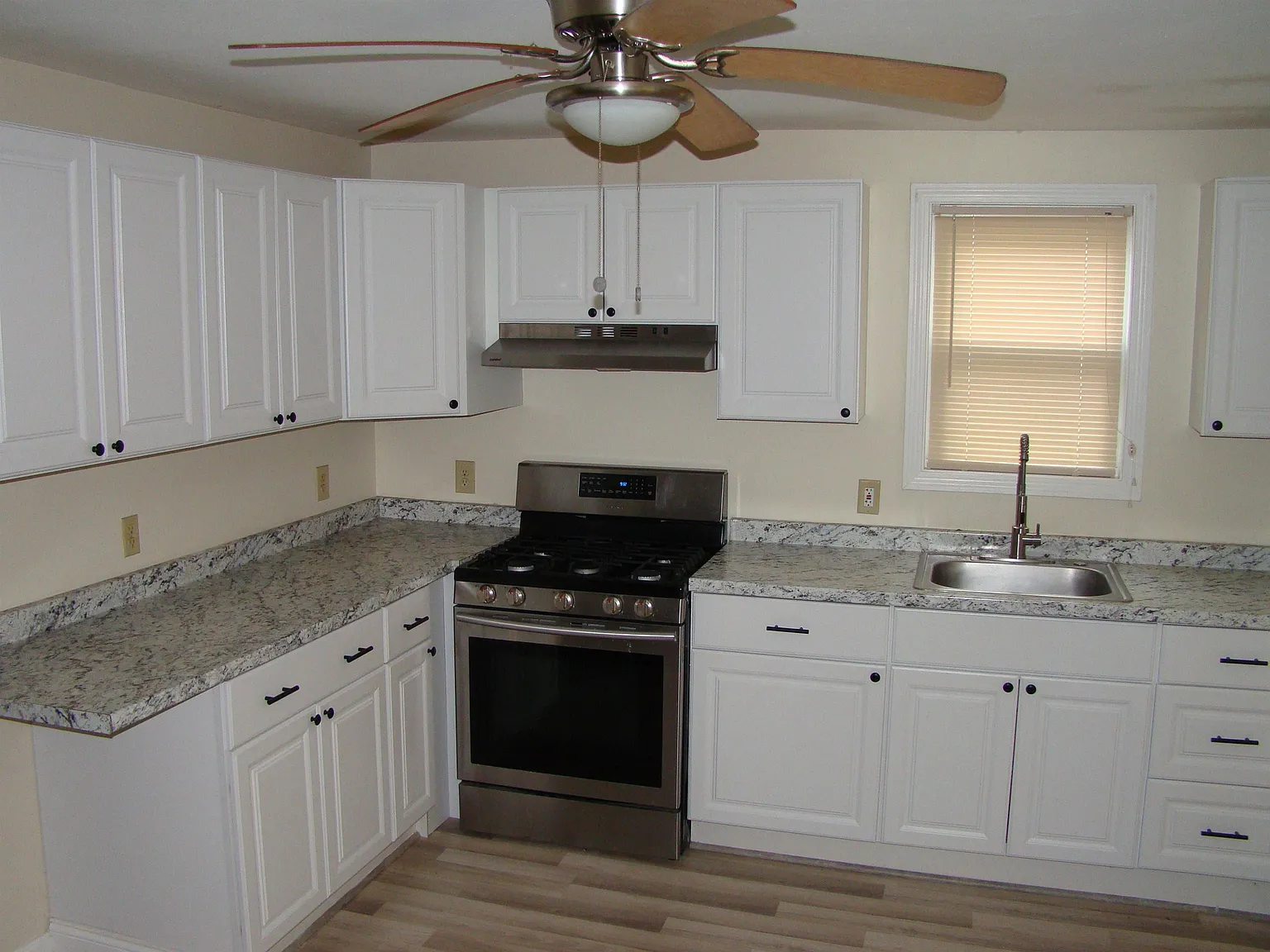 3 bed, 1.0 bath, 1151 sqft, $2,600 — Photo 2