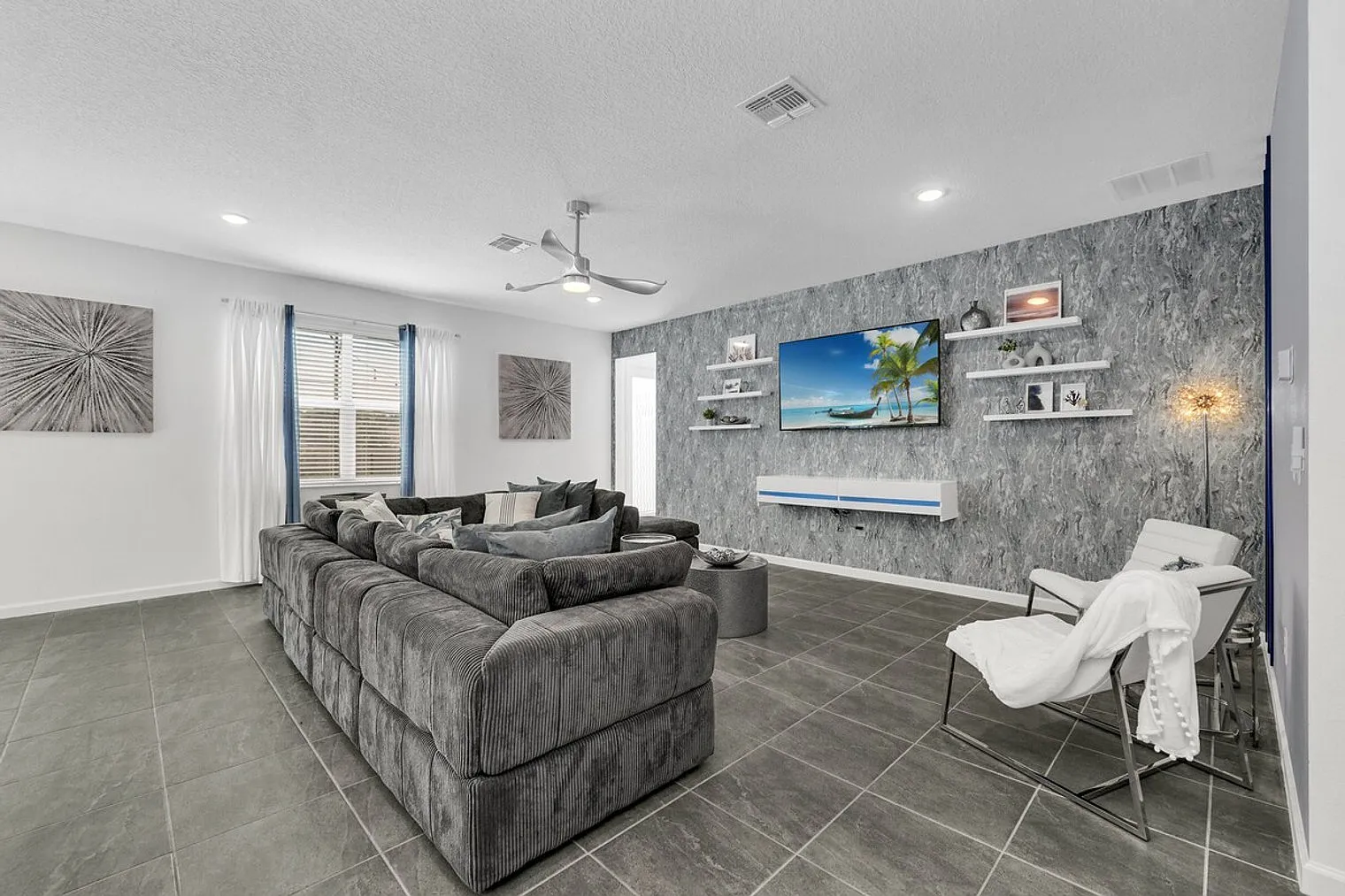 8 bed, 6.0 bath, 5672 sqft, $8,406 — Photo 1