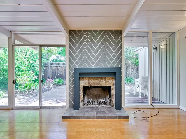 485 Emmons Dr — Photo 2