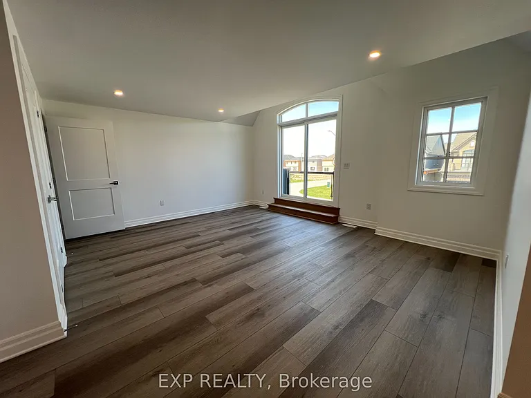 7532 Splendour Dr #UPPER — Photo 5