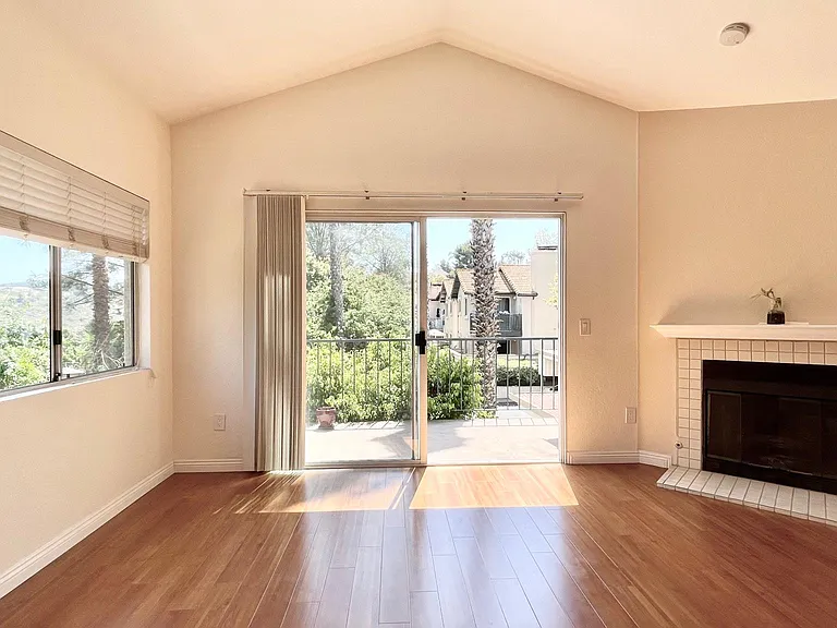 11321 Avenida De Los Lobos #D — Photo 15