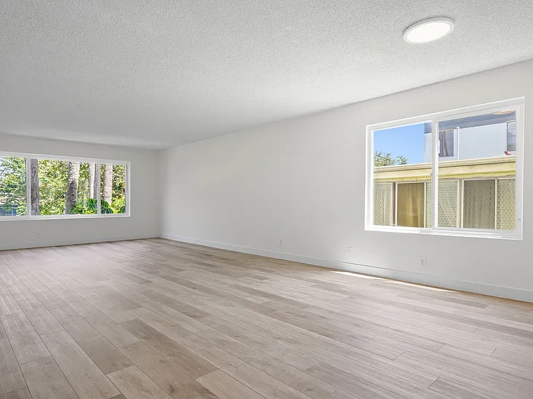 221 S Reeves Dr — Photo 3