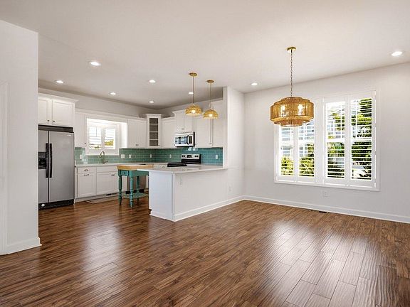 5th image of 208 Vista Dr.