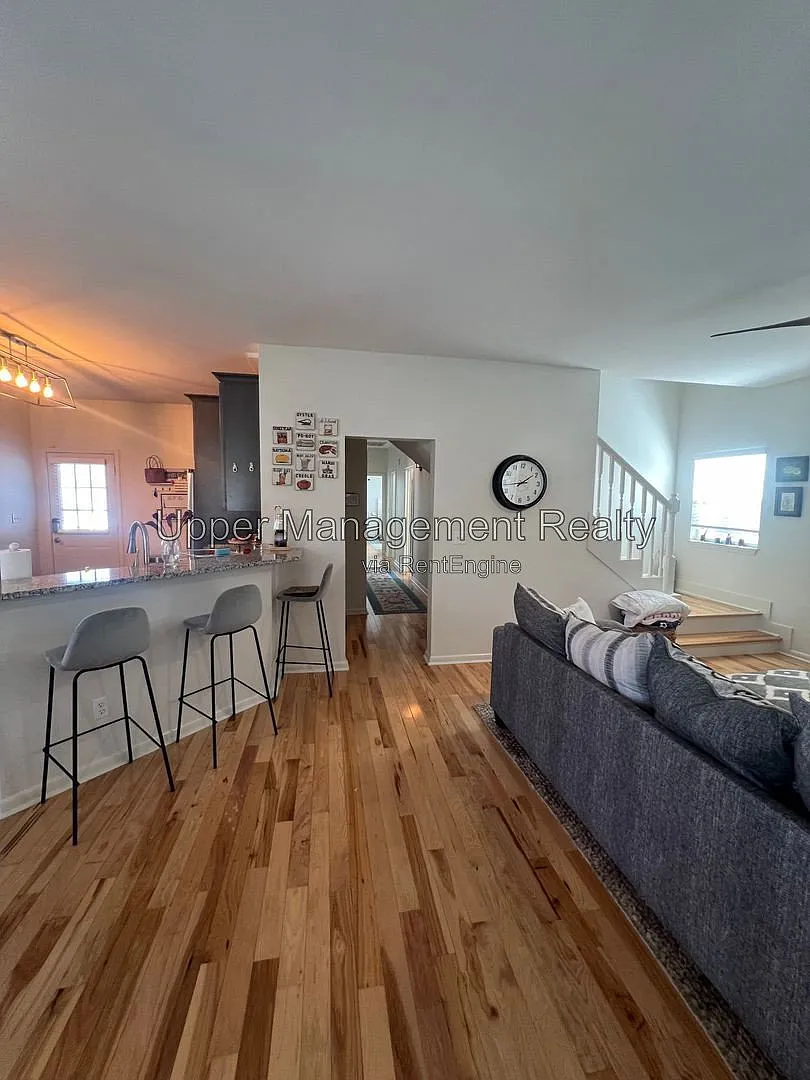 5 bed, 3.0 bath, 1800 sqft, $5,000 — Photo 2