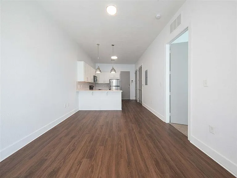 Rise Lakeview — Photo 8