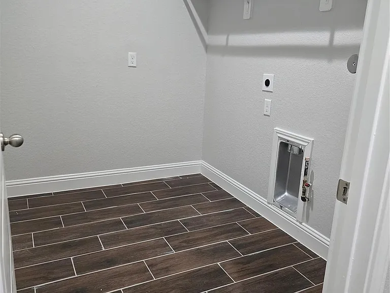 213 Adoue Ave — Photo 28