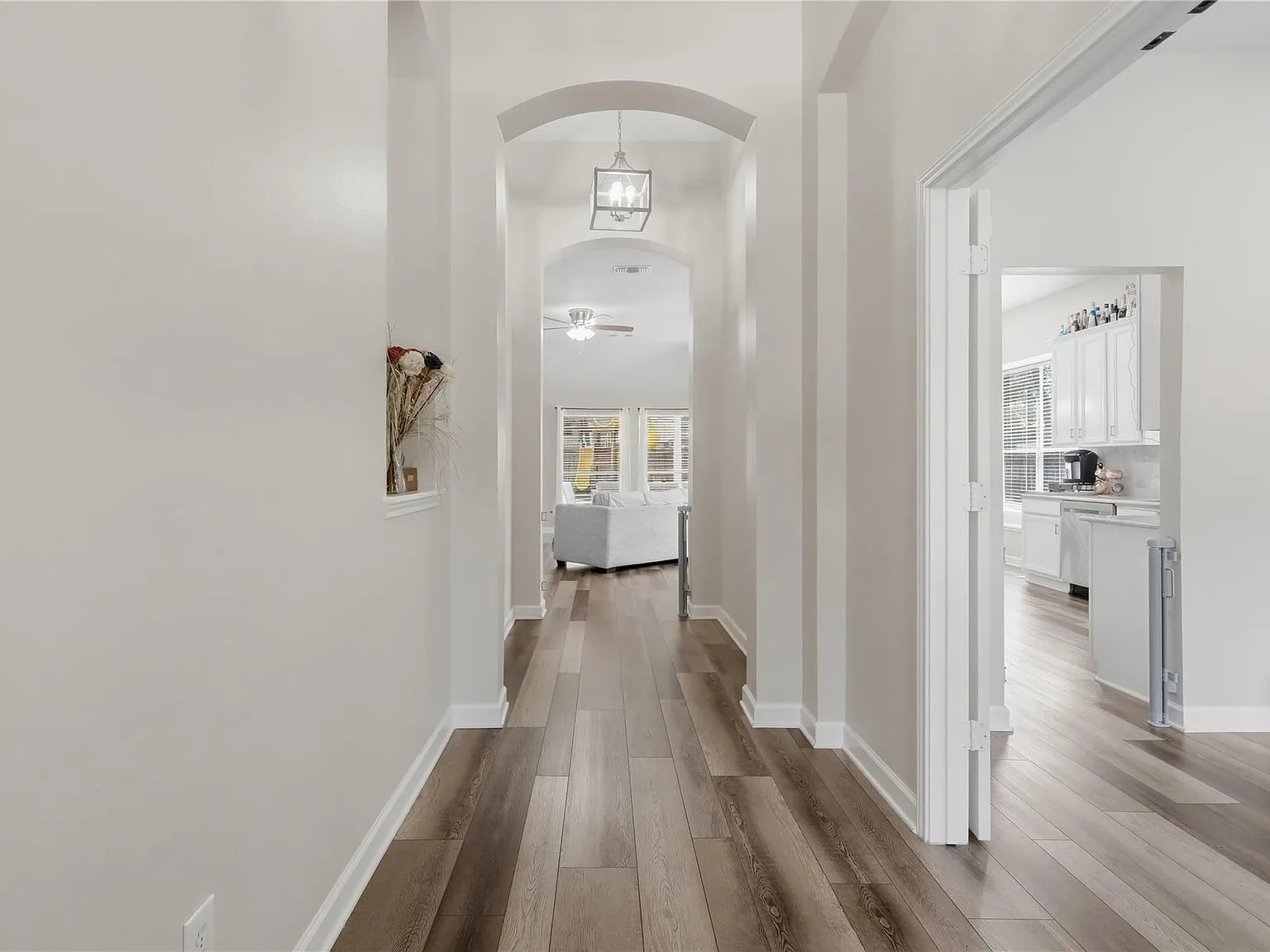 3 bed, 2.0 bath, 1700 sqft, $2,300 — Photo 4
