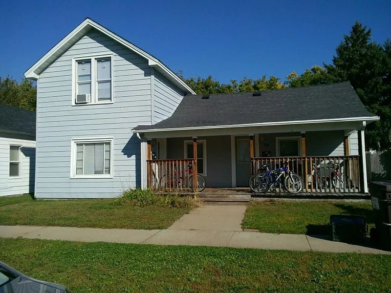 3 bed, 906 sqft, $1,170 — Photo 1