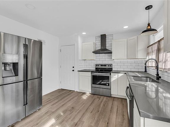5th image of 209 E 110th St
