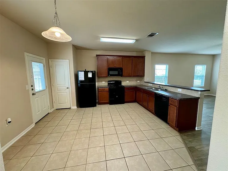 3301 Stirrat St — Photo 4