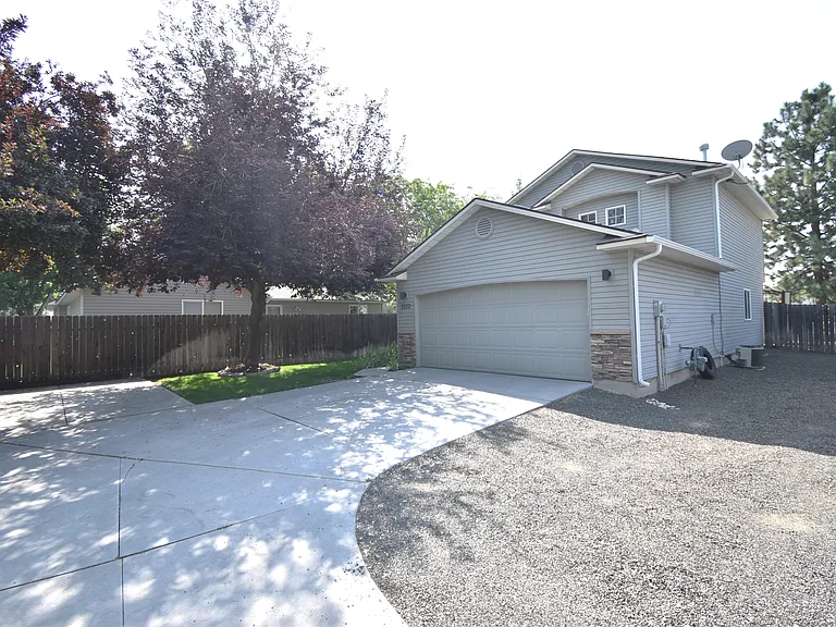 3222 S Lindsay Ave — Photo 4