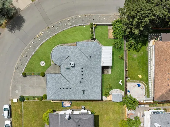 1004 Adeline Pl, Saanich, BC V8Y 3E7