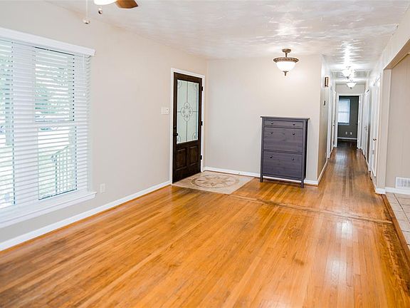 4th image of 1020 Crestview Dr