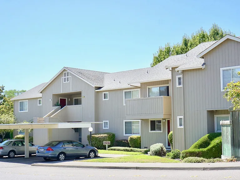 Parkwood Court Apartments — Photo 5