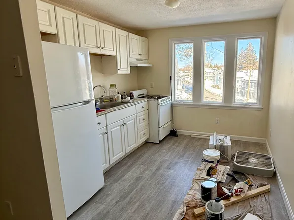 1 Arlington St APT 11, Amesbury, MA 01913