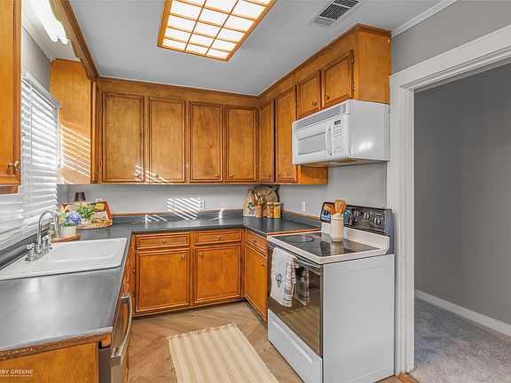 4th image of 110 Kirby Pl
