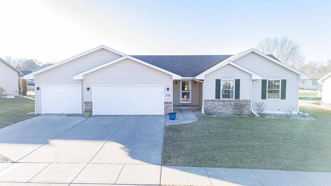 733 Red Hawk Drive photo 1