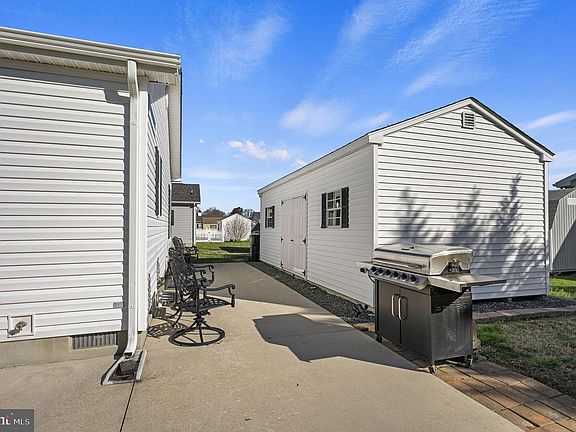 4th image of 395 Barefoot Ln