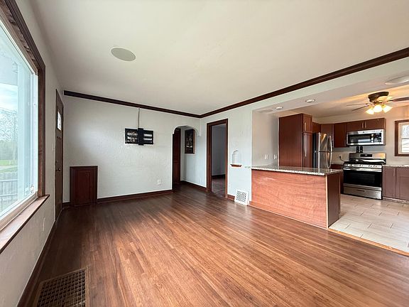 4th image of 416 14th Ave NE