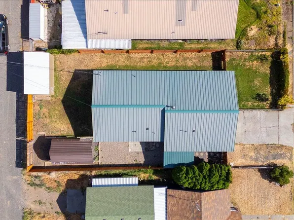 645 NW 7th St, Redmond, OR 97756