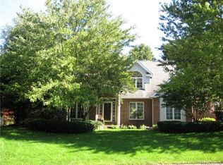 7024 Autumn Wood Dr, Brighton, MI 48116