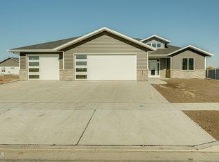 320 Lennox Dr, Bismarck, ND 58504