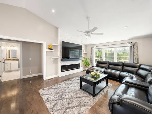 35 J Davis Rd, Charlton, MA 01507