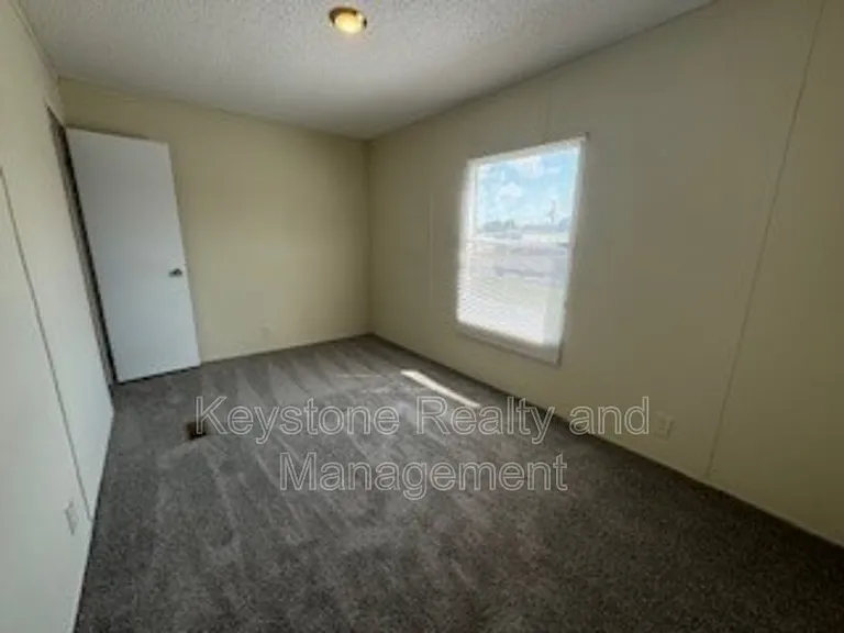 815 Monroe Ln — Photo 5