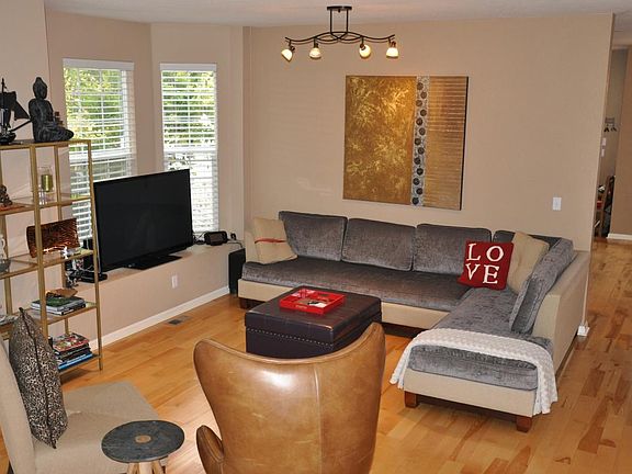 Oversized family room with plenty of room for entertaining