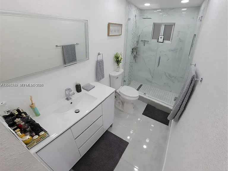 734 W 32nd St — Photo 20