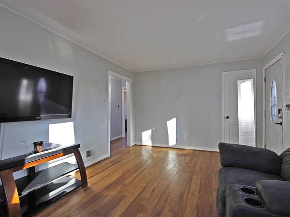 5th image of 905 Charles Ave